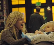 Dee (Kaitlin Olson) findet ein Baby im Müllcontainer und nimmt es kurzerhand mit nach Hause ...
