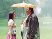Regen hin oder her, Laura (Julia Jentsch) hat Bloch (Dieter Pfaff) dazu gebracht, mitten im Park mit ihr Kanons zu singen.