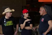 Farmtruck, Azn und Sammy Maloof besprechen Reparaturen an der Achse von The Farmbird, während sie auf die Ankunft von Aaron Kaufman von Fast N' Loud warten.