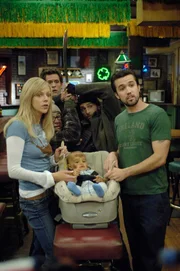 Dee (Kaitlin Olson, l.) und Mac (Rob McElhenney, r.) finden in einem Müllcontainer ein Baby und nehmen es mit nach Hause ...