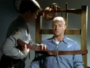 Ray (Tim de Zarn) wird für die Exekution auf dem Elektrischen Stuhl festgeschnallt.Ray (Tim de Zarn) wird fĂĽr die Exekution auf dem Elektrischen Stuhl festgeschnallt.