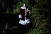 Der Krampus (Derek Mears) ist eine besondere Art Wesen, er entführt vor Weihnachten unartige Kinder und hängt sie in einen Baum, um sie am Tag der Wintersonnenwende zu verspeisen.