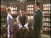 Buffy (Sarah Michelle Gellar, l.) und Giles (Anthony Stewart Head, M.) müssen mit der Tatsache fertig werden, dass der Rat einen neuen Wächter, Wesley Wyndam-Price (Alexis Denisof), nach Sunnydale geschickt hat.