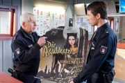 Wolle (Harald Maack, l.) zeigt Mattes (Matthias Schloo, r.) begeistert das Filmplakat, das Elisabeth Hohenfeld ihrem größten Fan geschenkt hat.