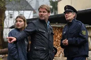 Polizeihauptmeister Wagner (Thomas Bading, r.) zeigt den Kommissaren Robert Winkler (Kai Scheve, M.) und Karina Szabo (Lara Mandoki, l.) wo der Schwager der vermissten Mia wohnt.