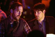 Nick Burkhardt (David Giuntoli, r.) trifft in einem Club überraschend auf Monroe (Silas Weir Mitchell). Weiß er, wer der 'Feuerteufel' ist?