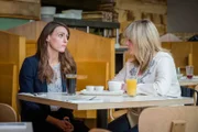 Rachel Bailey (Suranne Jones, l.) am Frühstückstisch mit Alison Newley (Sally Lindsay, r.).