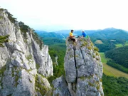 v.li.: Protagonist David Untersmayr und Seilpartner Karl Reicht beim Klettern am Peilstein