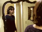 Mona (Toni Kalem) sieht in einem Spiegel immer wieder das Gesicht einer Frau, die eigentlich gar nicht da ist. Ihre Analytikerin will das Phänomen mit ihrer Lebenskrise erklären...Mona (Toni Kalem) sieht in einem Spiegel immer wieder das Gesicht einer Frau, die eigentlich gar nicht da ist. Ihre Analytikerin will das Phänomen mit ihrer Lebenskrise erklären...