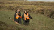 Moorexpertin Elsa und Forensikerin Lorna Dawson sind im Moor in Schottland auf dem Weg zur Bodenprobenentnahme.