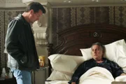 Mike Delfino (James Denton, l.) besucht den im Sterben liegenden Noah Taylor (Bob Gunton, r.) und erzählt ihm, dass er den Mann, der für Deirdres Tod verantwortlich war, beseitigt hat ...