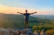 Das Land der „offenen Fernen“: Daniel Aßmann genießt den Sonnenuntergang in der Rhön.