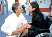 Dr. Schmidt (Walter Sittler) ist so hingerissen von der charmanten Galeristin Nadja Gerling (Christine Neubauer), dass er sie nicht aus dem Krankenhaus entlassen will.