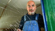 Wie spinnt die Spinne ihr Netz? Peter (Peter Lustig) ist fasziniert und schaut dem Insekt genau zu.