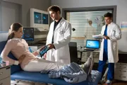 Dr. Niklas Ahrend (Roy Peter Link, M. mit Philipp Danne, r.)  zeigt Caro (Janina Flieger, l.) die Ultraschallbilder. Der Befund ist eindeutig. Sie muss operiert werden!