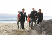 Als der angehende Surfprofi Jay Banner ermordet am Strand aufgefunden wird, beginnen Patrick (Simon Baker, 2.v.l.), Teresa (Robin Tunney, r.) und Chief Burt Anson (Brett Rice, 2.v.r.) mit den Ermittlungen ...