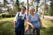 Gisela und Horst wollen ihren Bungalow im Südsee-Camp mit einer Holz-Terrasse aufhübschen.