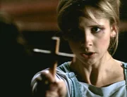 All ihrer besonderen Kräfte beraubt, stehen Buffy (Sarah Michelle Gellar) bei der Vampirbekämpfung nur noch konventionelle Mittel zur Verfügung.