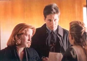 Mulder dringt in einen Zug ein, der in einem versiegelten Waggon ein rätselhaftes Wesen ausser Land bringen soll...