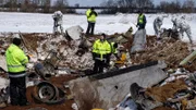 Ermittler an der Unglücksstelle in der schwedischen Arktis. Das Flugzeug schlug mit einer Geschwindigkeit von mehr als 950 km/hauf dem Boden auf. Übrig bleiben nur die Trümmer der Cargo-Maschine.