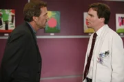 Während Dr. Wilson (Robert Sean Leonard, r.) die Hoffnung nicht aufgibt und glaubt, Nicks Leben retten zu können, hat Dr. House (Hugh Laurie) sich damit abgefunden, dass der Junge sterben wird.