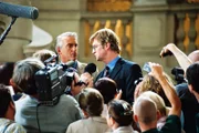 Felix (Christoph M. Ohrt, hinten l.) und Schumpeter (Detlev Buck, hinten r.) haben den Prozess gewonnen. Vor der  Presse bedankt er sich ausdrücklich bei seinem Anwalt.