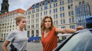 Die Kommissarinnen Leonie Winkler (Cornelia Gröschel) und Karin Gorniak (Karin Hanczewski) befinden sich gerade unterwegs, als sie die Nachricht von Louis Bürgers Flucht erreicht.