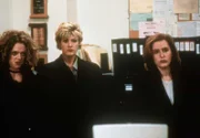 (v.l.n.r:) Margi Kleinjan (Wendy Benson-Landes), Det. Angela White (Dana Wheeler-Nicholson ); Dana Scully (Gillian Anderson)