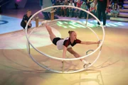 Die Junioren-Weltmeisterin Lea Gmeiner liefert im "1, 2 oder 3"-Studio eine spektakuläre Show mit dem Rhönrad.
