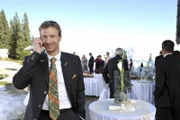 Hans (Heiko Ruprecht) freut sich, dass es sein Bruder doch noch rechtzeitig zu seiner Hochzeit schafft.
