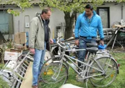 Sükrü Pehlivan (re.) im Gespräch mit einem Fahrradhändler