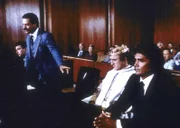 Der gegnerische Anwalt versucht zu verhindern, dass Jonathan (Michael Landon, r.) die Verteidigung des geistig verwirrten Arthur Krock (Ron Moody, 2.v.r.) übernimmt.