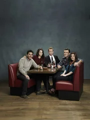 Rückblick in die wilden Jahre von Ted (Josh Radnor, l.), Marshall (Jason Segel, r.), Barney (Neil Patrick Harris, M.), Lily (Alyson Hannigan, 2.v.r.) und Robin (Cobie Smulders, 2.v.l.) ...