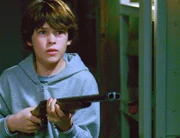 Mit einem geladenen Gewehr stellt sich Jonah (Graham Phillips) seinem Entführer entgegen.