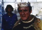 Jonathan (Michael Landon, l.) zeigt viel mehr Verständnis für Arthur Krock alias König Artus (Ron Moody, r.), als dieser erwartet hatte.