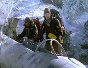 In den Bergen suchen Bug (Ravi Kapoor, l.) und Nigel (Steve Valentine) nach der Leiche eines abgestürzten Piloten.