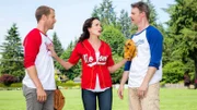 Zwischen Paul (Colin Ferguson, li) und Jack (Dylan Neal, re) ist die Stimmung bei einem Baseballspiel angespannt und Olivia (Andie MacDowell, mi) muss dazwischen gehen