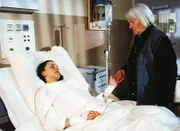 Mutz (Brigitte Renner, re.), die Elke (Monika Guthmann) das Leben gerettet hat, besucht sie im Krankenzimmer. Mutz erkennt, dass sie zu hart zu Elke war und es kommt zu einer vorsichtigen Annäherung.