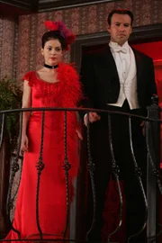 Gemeinsam mit Drake (Billy Zane, r.) reist Phoebe (Alyssa Milano, l.) in die Vergangenheit, um Mike zu retten ...
