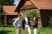 Maria Bill und Peter Schneeberger mit dem Leiter des Pestaozzi Kinderdorfes Urs Karl Egger.