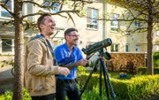 "PUR+"-Moderator Eric Mayer und der Ornithologe Prof. Martin Wikelski sind auf der Suche nach einem Storch mit Sender. Im Rahmen des ICARUS-Projektes werden Zugvögel mit Sendern ausgestattet, um ihre Routen zu erforschen.
