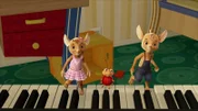 Hin und her, hin und her! Naya, Lu und Jo hüpfen und singen ihre erste Klaviermelodie.
