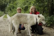 Paula (links) und Marleen Hentrup mit einem Wolf.