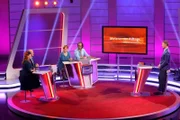 Florian Weber stellt in seinem Wissensquiz die Alltagstauglichkeit seiner prominenten Kandidaten auf die Probe. „Meister des Alltags“ spendet seinen Gewinn einem guten Zweck. Studioplattform, v.li. Enie van de Meiklokjes, Bodo Bach, Alice Hoffmann, Christoph Sonntag und Florian Weber.