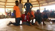 Statt eines Strafprozesses wird ein mutmaßlicher Vergewaltiger in der Elfenbeinküste vor dem Dorfgericht angeklagt.