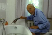 Peter setzt die Krebse, die der Nachbar Paschulke (Helmut Krauss, nicht im Bild) eigentlich kochen wollte, ersteinmal in die Badewanne. Danach bringt Peter Lustig sie in den See.