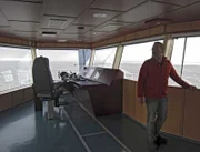 Auf dem Mutterschiff Weser - Kapitän Ralf Weiss verlässt seine Brücke bei Sturm nicht.