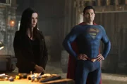 Lois Lane (Elizabeth Tulloch, l.); Superman (Tyler Hoechlin, r.)