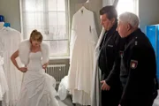 Franzi (Rhea Harder, l.) braucht dringend ein neues Hochzeitskleid, doch keins scheint zu ihr zu passen. Hans (Bruno F. Apitz, M.) und Wolle (Harald Maack, r.) sind ihr keine große Hilfe.