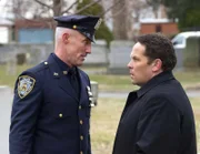 L-R: Officer Patrick Simmons (Robert John Burke) und Detective Fusco (Kevin Chapman)